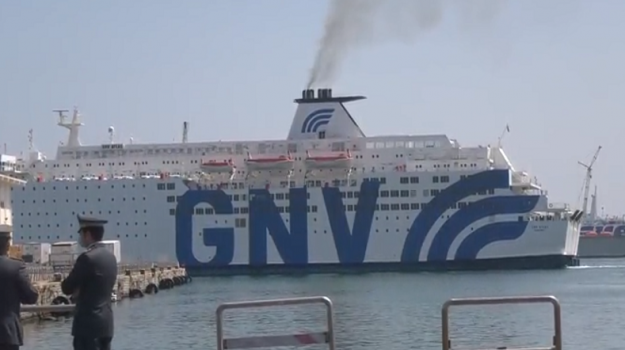 Italiani bloccati in Tunisia, la nave arriva al porto di Palermo: passeggeri in isolamento sanitario
