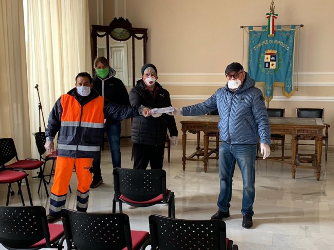 Operatori ecologici del Catanese donano i propri buoni pasto alle famiglie bisognose