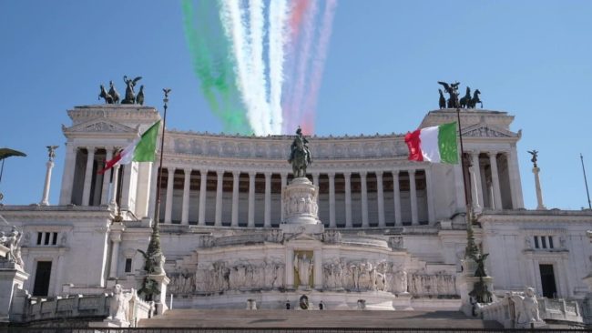 25 Aprile, le Frecce Tricolori in volo