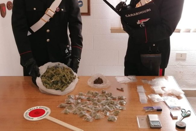 Nasconde droga nella spesa e tenta la fuga: acciuffato pusher 45enne