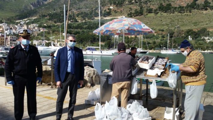 Pescatori di Castellammare del Golfo donano oltre 100 kg di pesce alle famiglie bisognose