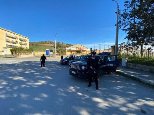 Litiga con il figlio e aggredisce i carabinieri intervenuti: in carcere 55enne