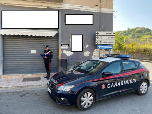 Bevono birra e attendono pizze nel Catanese: carabinieri alzano saracinesca e interrompono la riunione