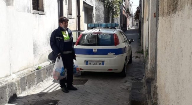 Gesti che valgono più delle parole: polizia assiste un’anziana cardiopatica comprandole la spesa