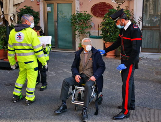 Catania, anziano esce di casa per prelevare soldi ma sviene in piazza Università: soccorso da carabinieri e 118