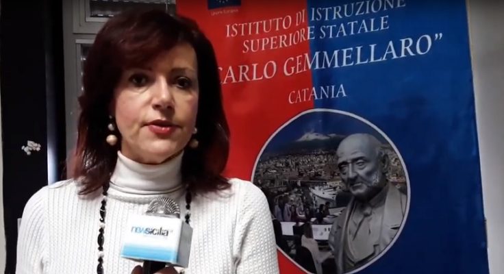 Il Dirigente Scolastico dell’Istituto “C. Gemmellaro” di Catania consegna i pc e tablet alle famiglie