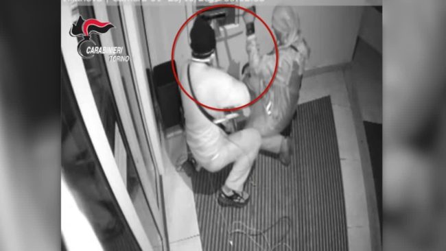 Facevano esplodere i Bancomat, tre arresti in Piemonte