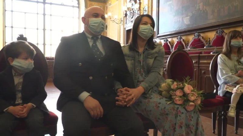 Il sindaco di Parma sposa due medici in prima linea contro il coronavirus