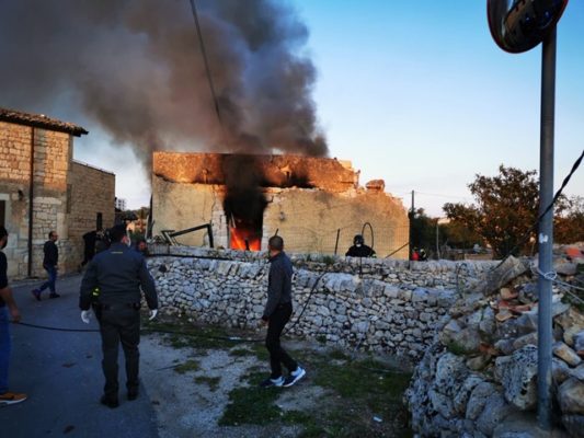 Il boato e il dramma, bombola del gas esplode in appartamento: ferito gravemente 50enne e il suo cane