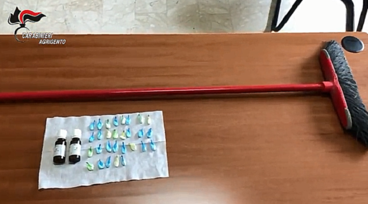 Blitz in un appartamento, carabinieri scoprono una “scopa magica”: all’interno 29 dosi di cocaina. Arrestato 62enne