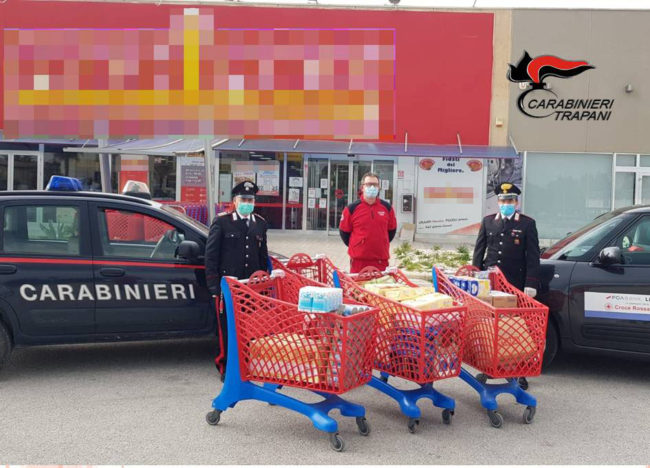 Covid-19, carabinieri acquistano spesa per i più vulnerabili