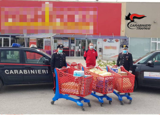 Covid-19, carabinieri acquistano spesa per i più vulnerabili