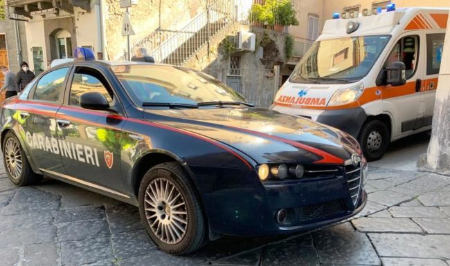 “Ho deciso di salutare il mondo”, comunica su WhatsApp l’intenzione di suicidarsi: donna salvata dai carabinieri