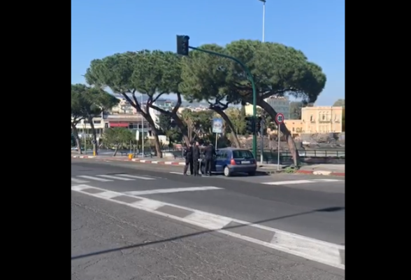 Catania, in piazza Mancini Battaglia fermati trasgressori su mezzi non assicurati – VIDEO