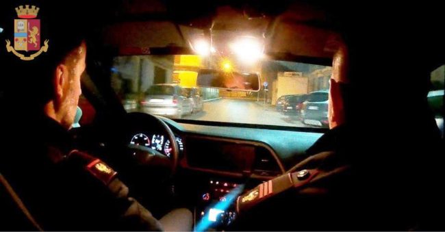 Ubriaca litiga con ragazzo e si scaglia contro i poliziotti: denunciata 19enne
