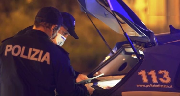 Perde il controllo dell’auto e si ribalta, agenti arrivano in via Messina e vengono aggrediti