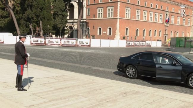 25 aprile, Mattarella da solo all’Altare della Patria
