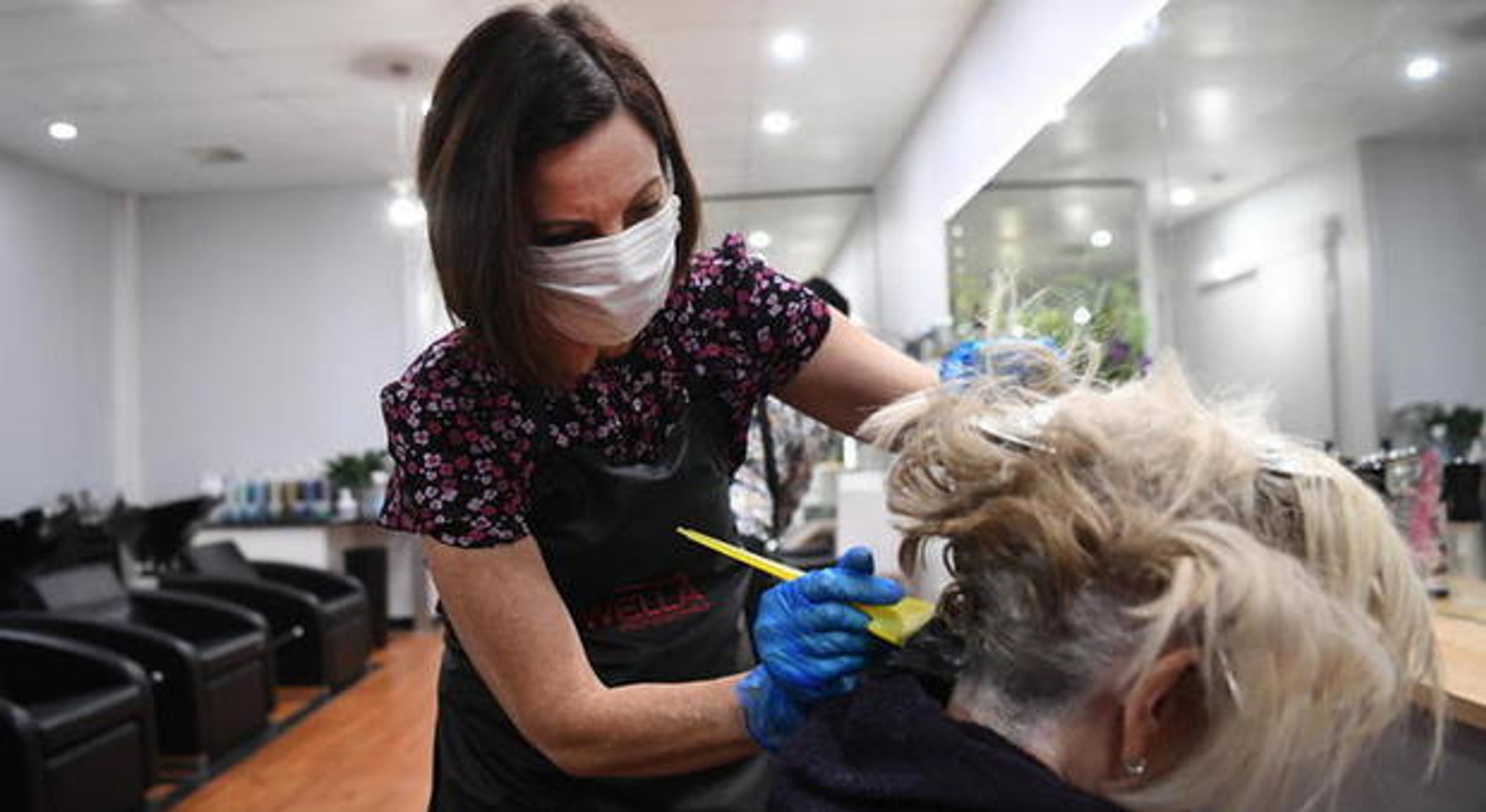 Taglio, tinta e vaccino: a Palermo parrucchiere propone immunizzazione nei saloni di bellezza