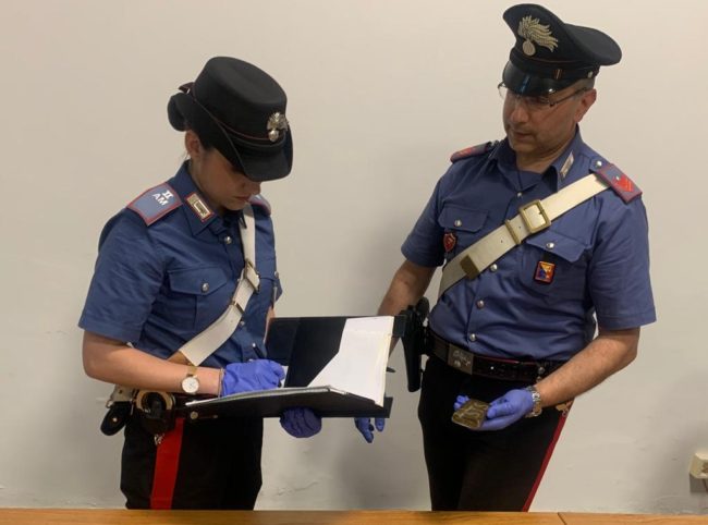 Carabinieri gli impongono l’alt sulla A19 e scoprono droga in auto: arrestato 25enne