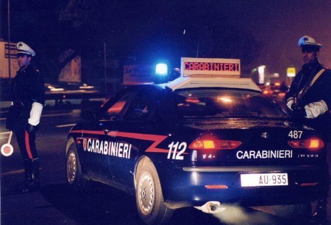 Maxi rissa in un quartiere tra residenti e africani, paura a piazza del Carmine: numerosi feriti, anche un minorenne