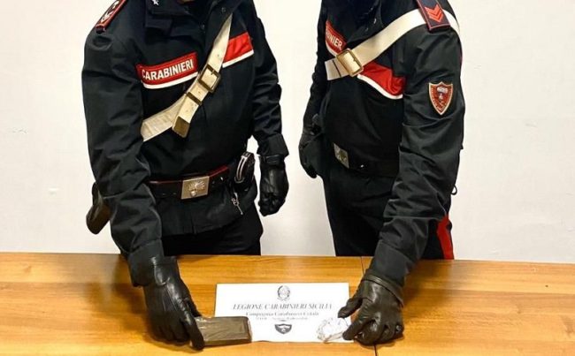 Trasportano droga indisturbati, tentano di disfarsene alla vista dei militari: 3 arresti