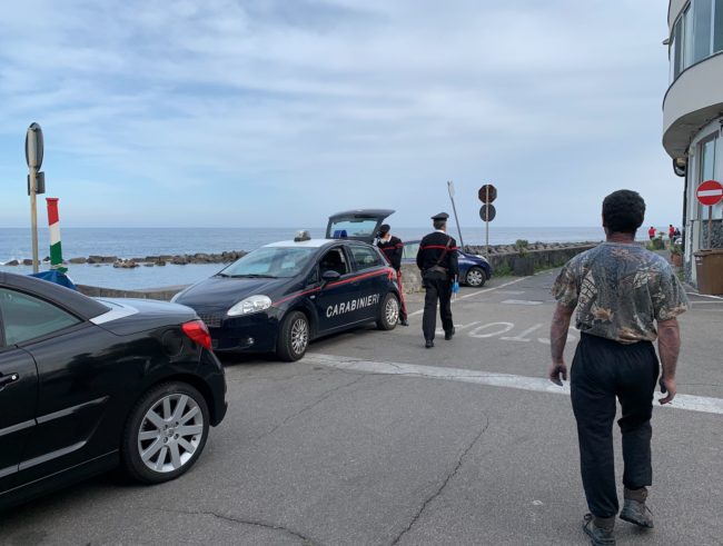 “Sono pericolosi e rischiano di pregiudicare ogni sforzo compiuto”, sindaco di Riposto pattuglia il lungomare per evitare assembramenti