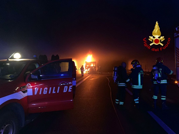 Camion in fiamme nella Tangenziale di Catania: i DETTAGLI dell’evento – FOTO