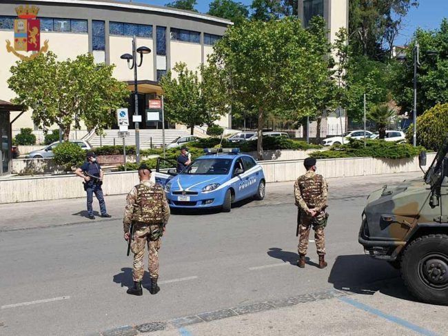 Posti di blocco in ogni dove: esercito, carabinieri e polizia in campo per l’operazione Strade Sicure