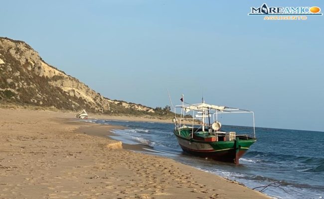 Nuovo sbarco fantasma in Sicilia, migranti fuggiti tra le colline: la denuncia di Mareamico – FOTO e VIDEO