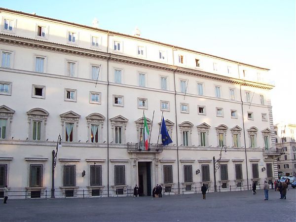 Coronavirus, nella fase 2 niente visite agli amici