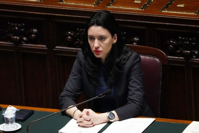 Minacce e insulti sui social: sotto scorta la ministra Lucia Azzolina