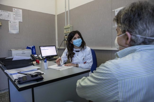 Long Covid, nuovo studio sui polmoni: cause e sintomi, il più comune è l’affanno