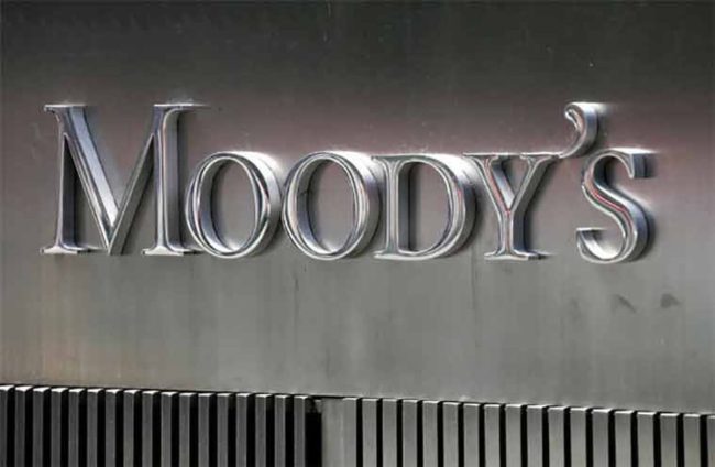 Moody's rinvia esame del rating, Dbrs taglia la stima di medio periodo