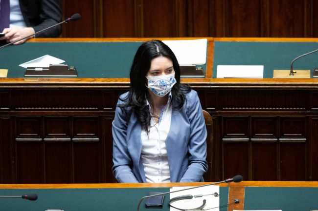 Coronavirus, in quasi tutta Italia ritorno tra i banchi di scuola posticipato: l’ira della ministra Azzolina