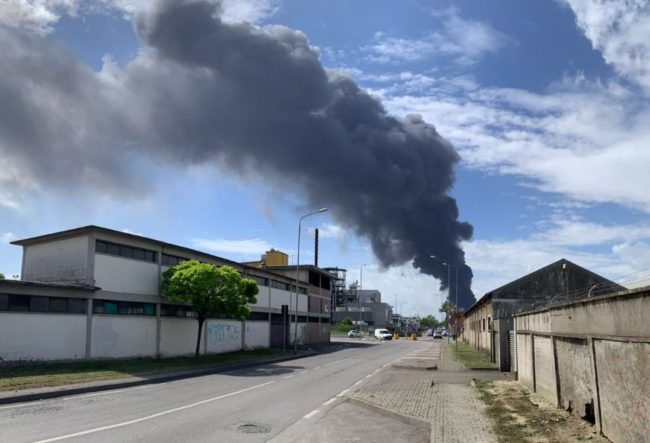Incendio in un'azienda chimica a Marghera