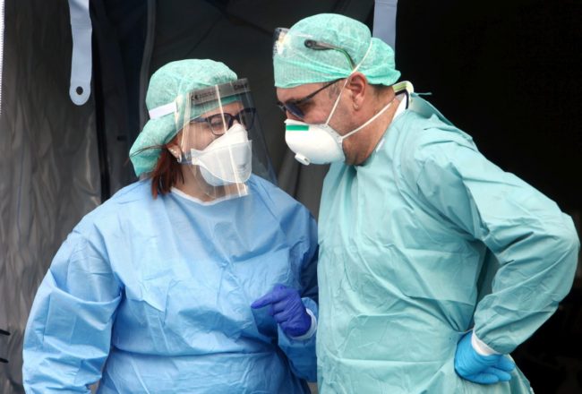 Covid Italia, Pregliasco “vede” estate senza mascherina: “Forse la toglieremo a luglio, da valutare terza dose”