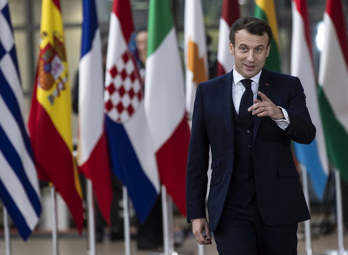 Francia, il presidente Emmanuel Macron positivo al Covid: screening fra i suoi contatti