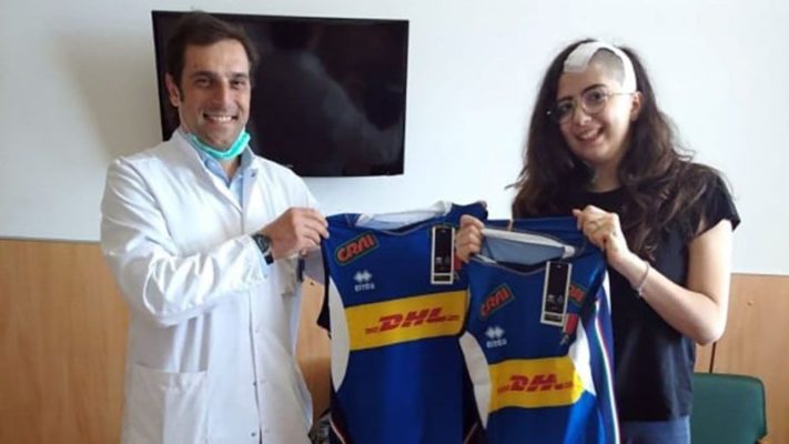 Buone notizie per Angelica, dopo l’operazione al cervello ritrova il sorriso: donata maglia Fipav