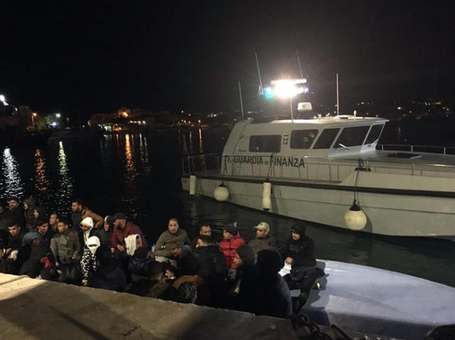 Lampedusa, altri due sbarchi durante la notte: i cittadini in strada a protestare