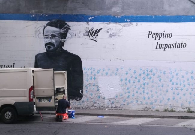 Catania, la legalità vince sull’inciviltà: rimosse le scritte sul murales di Peppino Impastato