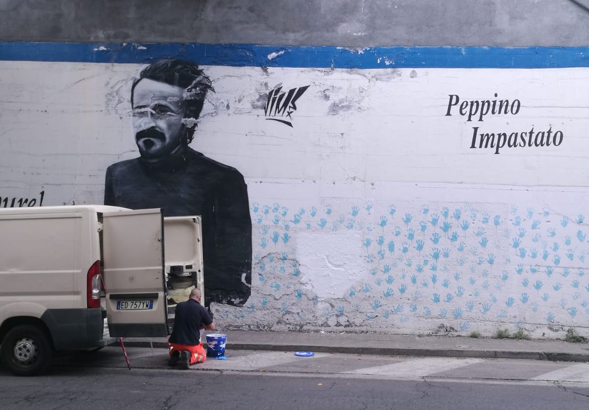 Catania, la legalità vince sull’inciviltà: rimosse le scritte sul murales di Peppino Impastato Catania, la legalità vince sull’inciviltà: rimosse le scritte sul murales di Peppino Impastato