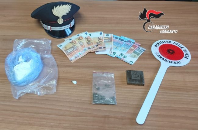 Fermata al posto di blocco, 40enne “nervosa” nascondeva negli slip cocaina e hashish