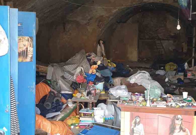 Accoltella al volto un connazionale e sevizia in una grotta una coppia di senza tetto: in carcere tunisino