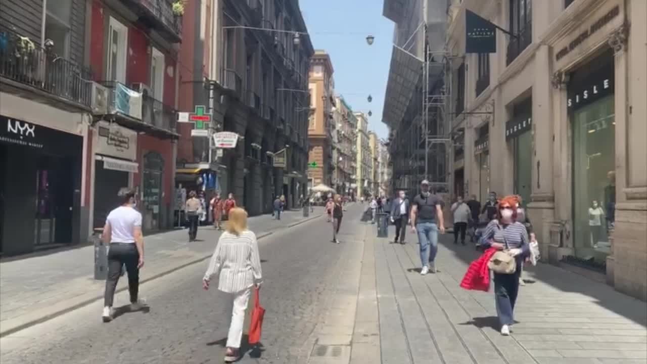 A Napoli tanta gente in strada ma nel rispetto delle regole