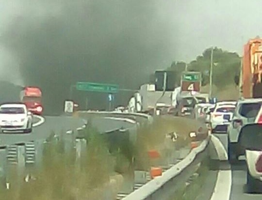Camion prende fuoco, apprensione lungo la Tangenziale di Catania: fumo nero invade la carreggiata