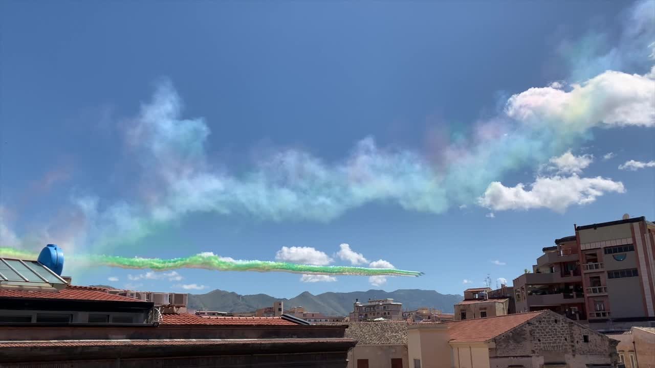 Frecce Tricolori affascinano Palermo, migliaia col naso all’insù