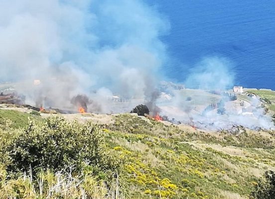 Arriva il caldo in Sicilia e anche i primi incendi: fiamme nell’isola di Vulcano
