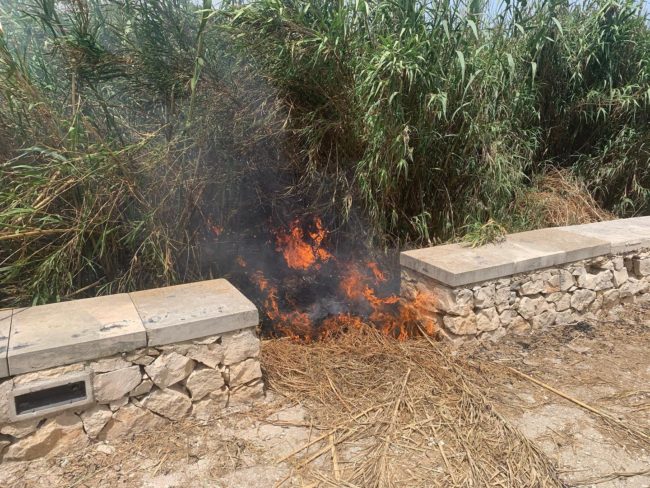 Parco archeologico di Portopalo in fiamme. Il Comune: “Oggi vergognoso scempio”