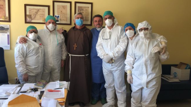 Caltagirone, visita a sorpresa del vescovo nel reparto Covid dell’ospedale: “Un saluto al personale e ai malati”