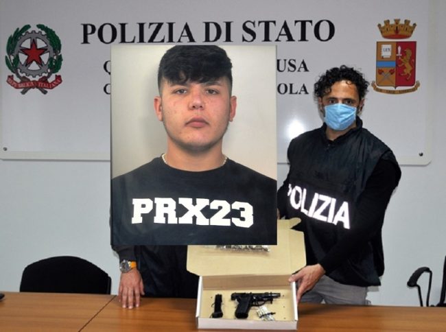 Armi clandestine pronte all’uso e marijuana nei pensili della cucina: arrestato 22enne